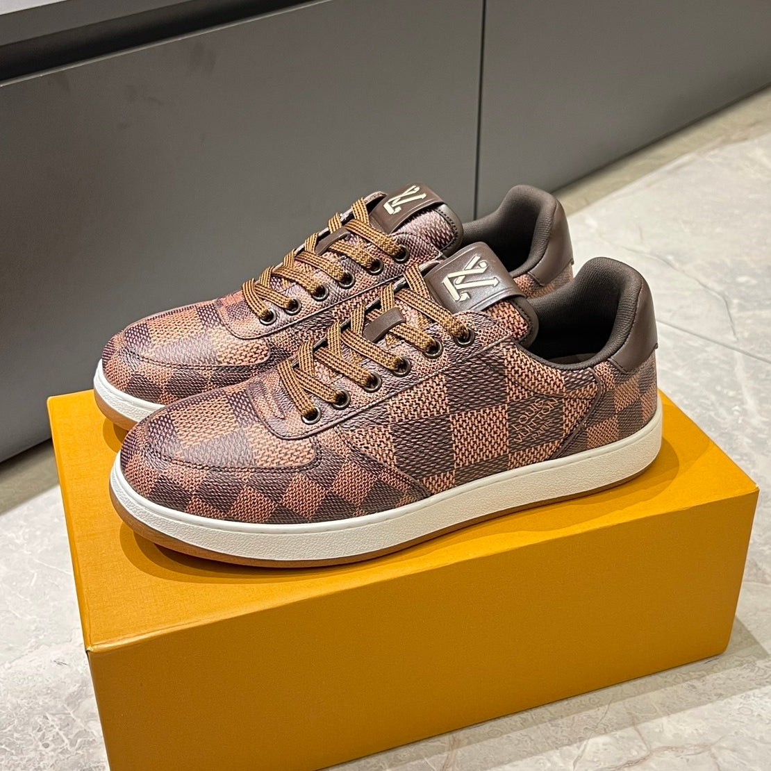 Men's casual sneakers